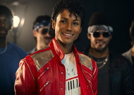 Michael [12A] Hamddenol | Relaxed